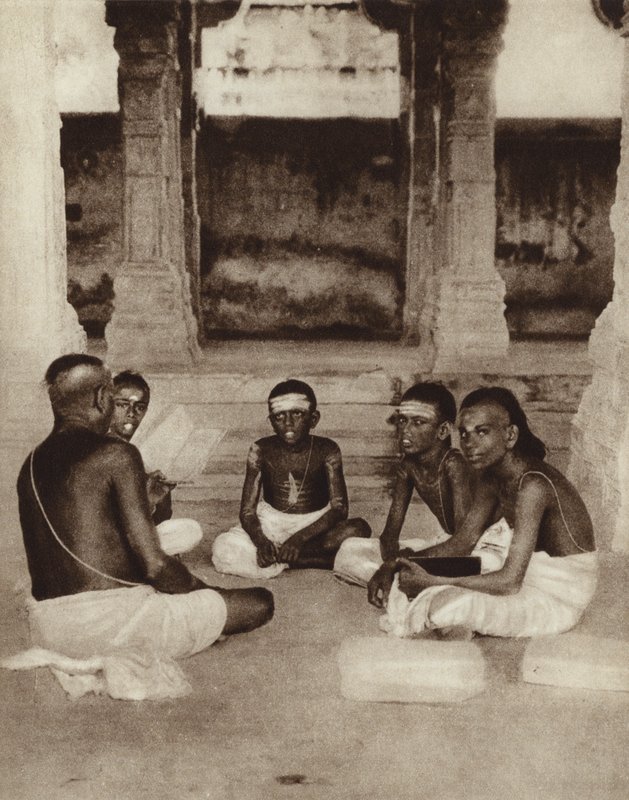 Elever i en tempelskola i Ramesworam, Madras, Indien (svartvitt foto) av English Photographer