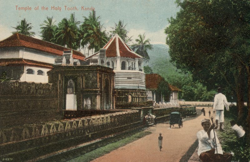 Den heliga tandens tempel, Kandy, Ceylon (foto) av English Photographer