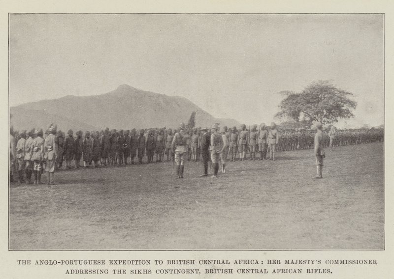 Den anglo-portugisiska expeditionen till brittiska centralafrika, hennes majestäts kommissionär som talar till sikhernas kontingent, brittiska centralafrikanska gevär av English Photographer