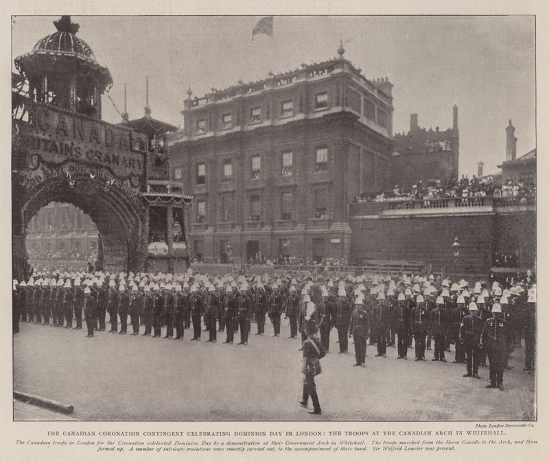 Den kanadensiska kröningskontingenten firar Dominion Day i London, trupperna vid Canadian Arch i Whitehall av English Photographer