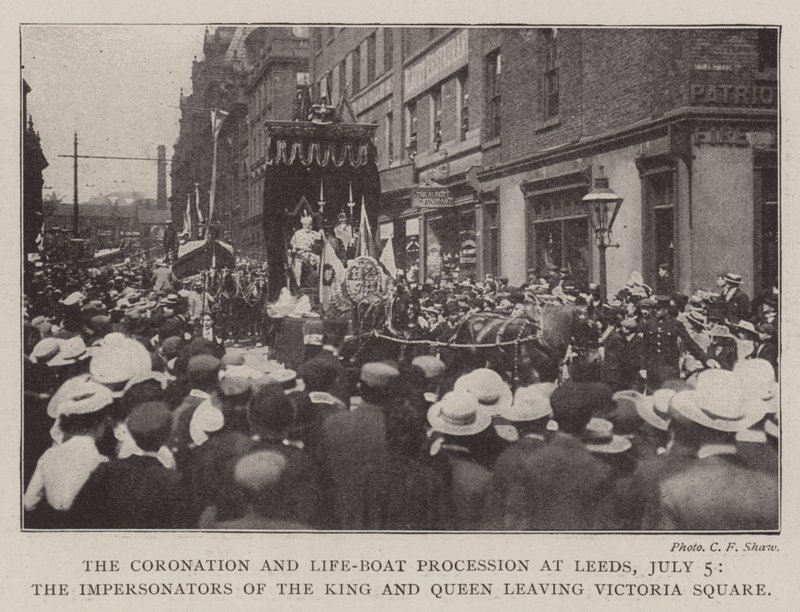 Krönings- och livbåtsprocessionen i Leeds, 5 juli, imitatörerna av kungen och drottningen lämnar Victoria Square av English Photographer