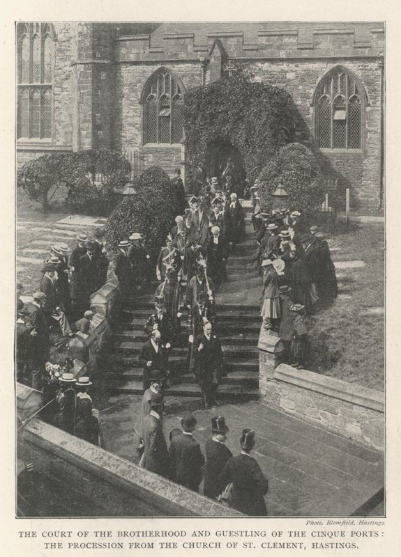 Court of the Brotherhood and Guestling of the Cinque Ports, processionen från Church of St Clement, Hastings av English Photographer
