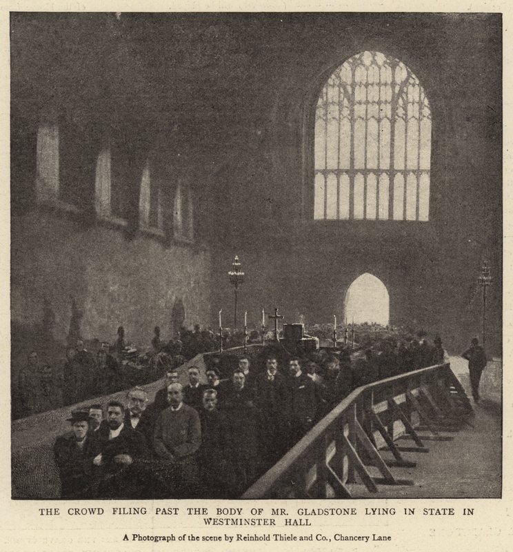 The Crowd-arkivering förbi Mr Gladstones kropp som ligger i staten i Westminster Hall av English Photographer