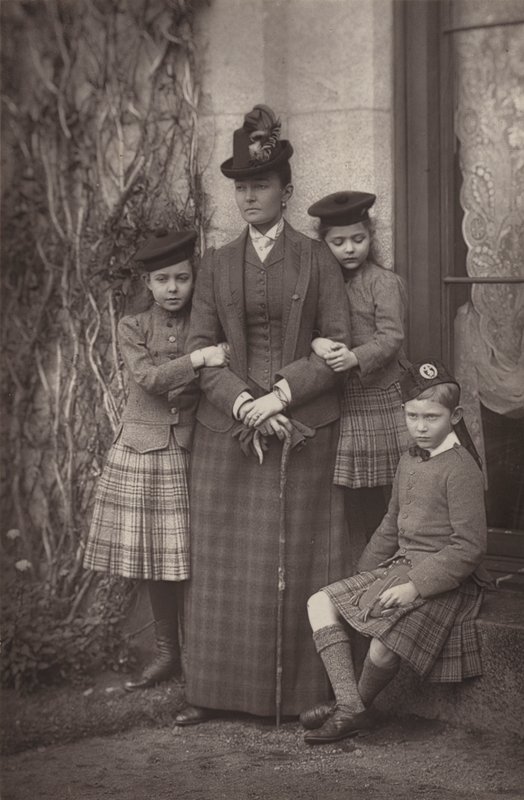 Hertiginnan av Connaught och familj av English Photographer