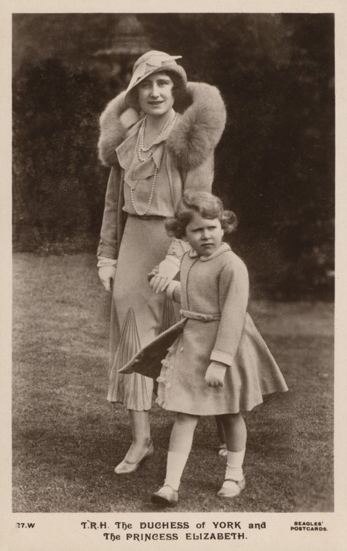 Hertiginnan av York och prinsessan Elizabeth (s/v foto) av English Photographer