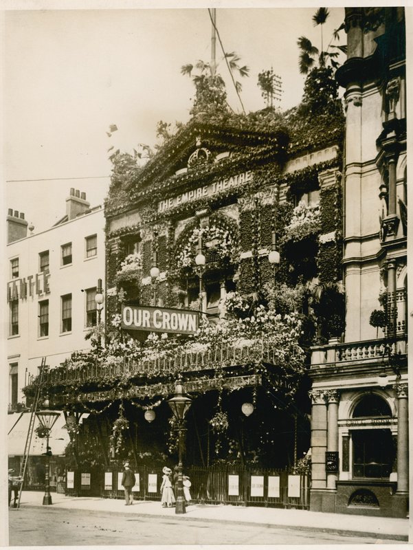 Empire Theatre, Leicester Square, London, dekorerad för drottning Victorias diamantjubileum, juni 1897 av English Photographer