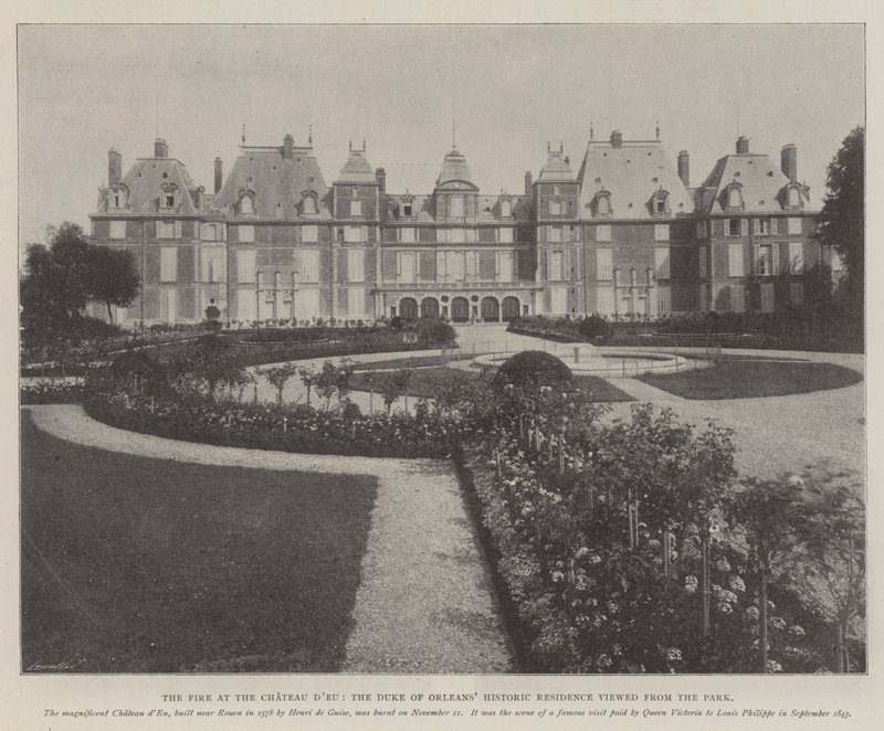 Elden på Chateau dEu, hertigen av Orleans historiska residens sett från parken av English Photographer