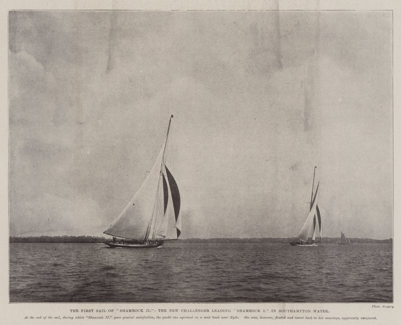The First Sail of Shamrock II, den nya utmanaren som leder Shamrock I i Southampton Water av English Photographer