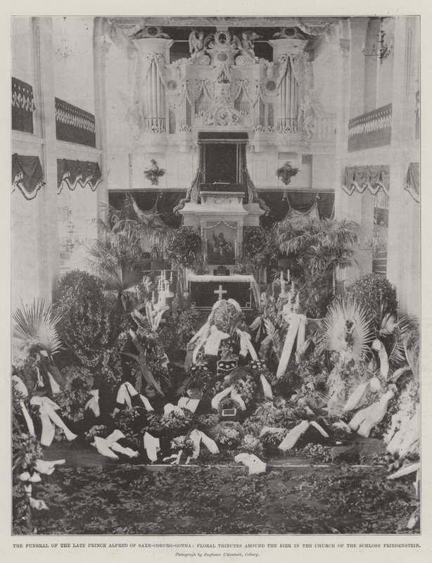 Begravningen av den avlidne prins Alfred av Saxe-Coburg-Gotha, blommiga hyllningar runt Bier i kyrkan Schloss Friedenstein av English Photographer