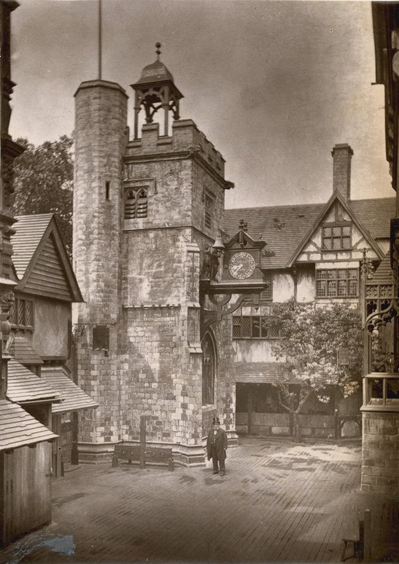 Den internationella hälsoutställningen i South Kensington: All-Hallows Staining and Butchers Row av English Photographer