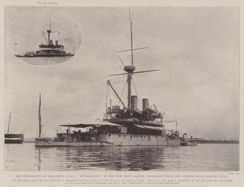 Krigsfartygens osynlighet, HMS Devastation i den nya grå färgen kontrasterade mot det tidigare svartmålade skrovet av English Photographer