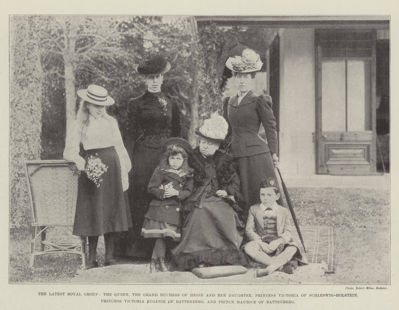 Den senaste kungliga gruppen, drottningen, storhertiginnan av Hessen och hennes dotter, prinsessan Victoria av Schleswig-Holstein, prinsessan Victoria, Eugenie av Battenberg och prins Maurice av Battenberg (bw av English Photographer