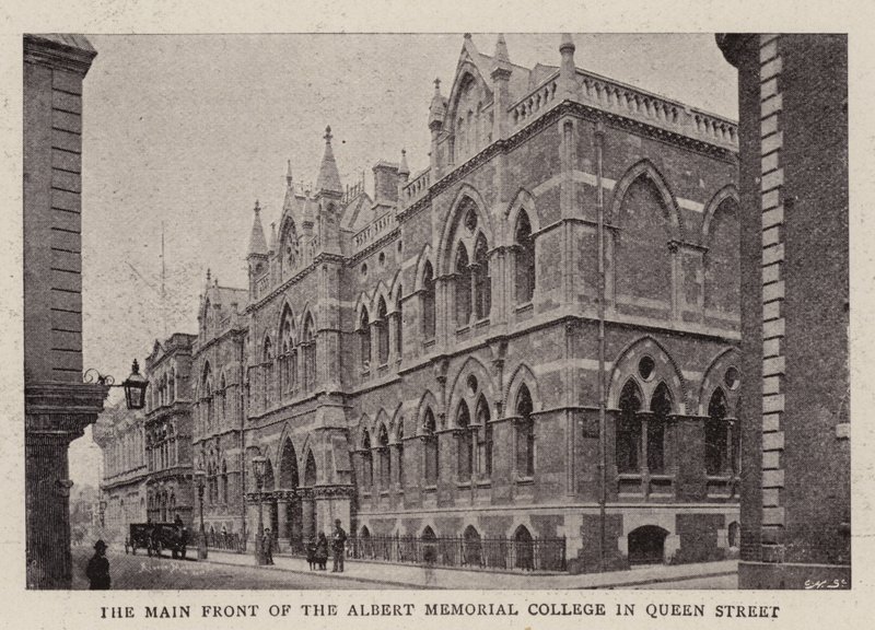 Huvudfronten av Albert Memorial College i Queen Street av English Photographer