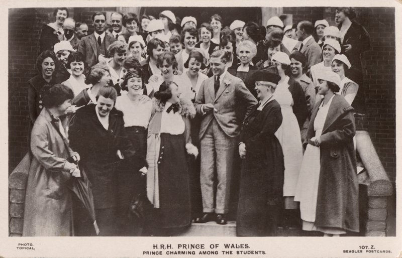 Prinsen av Wales (senare kung Edward VIII), med en grupp kvinnliga studenter (s/v foto) av English Photographer