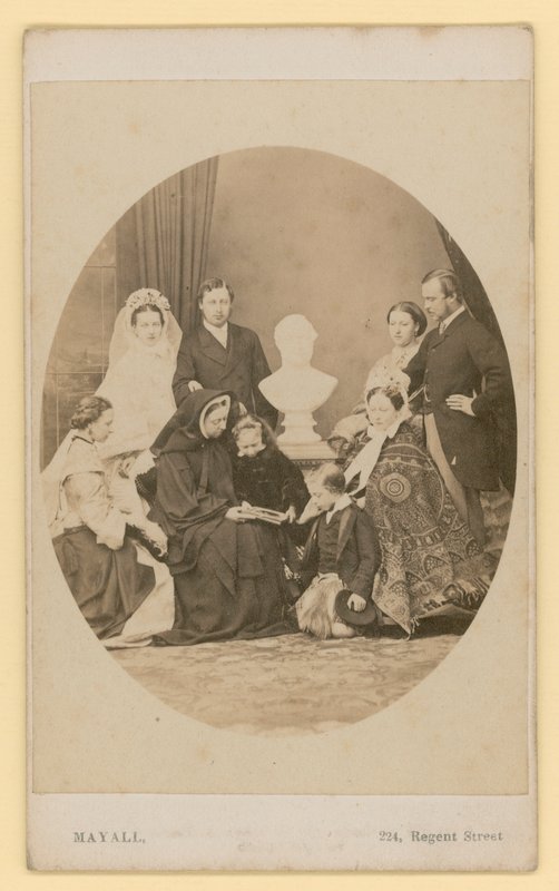 Prinsen av Wales, blivande kung Edward VII, med sin nya fru, i en kunglig grupp, inklusive drottning Victoria (svartvitt foto) av English Photographer