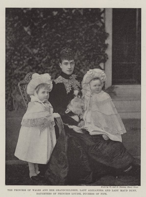 Prinsessan av Wales och hennes barnbarn, Lady Alexandria och Lady Maud Duff, döttrar till prinsessan Louise, hertiginnan av Fife av English Photographer