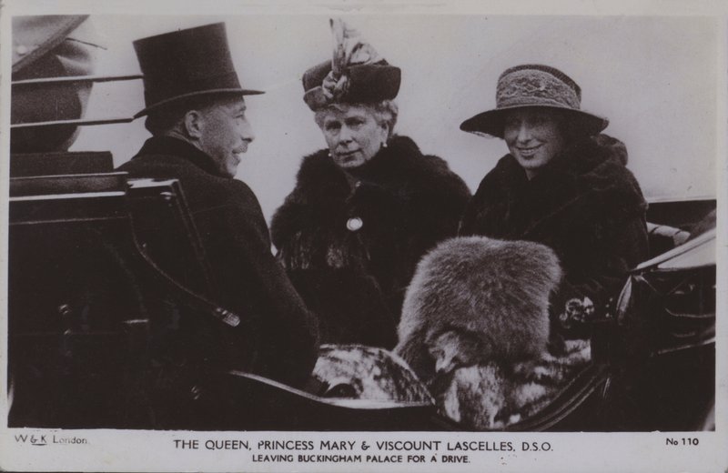 Drottningen, prinsessan Mary och Viscount Lascelles, DSO (foto svart/vitt) av English Photographer
