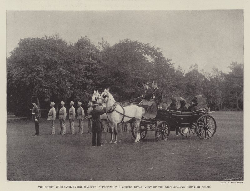 Drottningen på Balmoral, hennes majestät inspekterar Yoruba-avdelningen av den västafrikanska gränsstyrkan av English Photographer