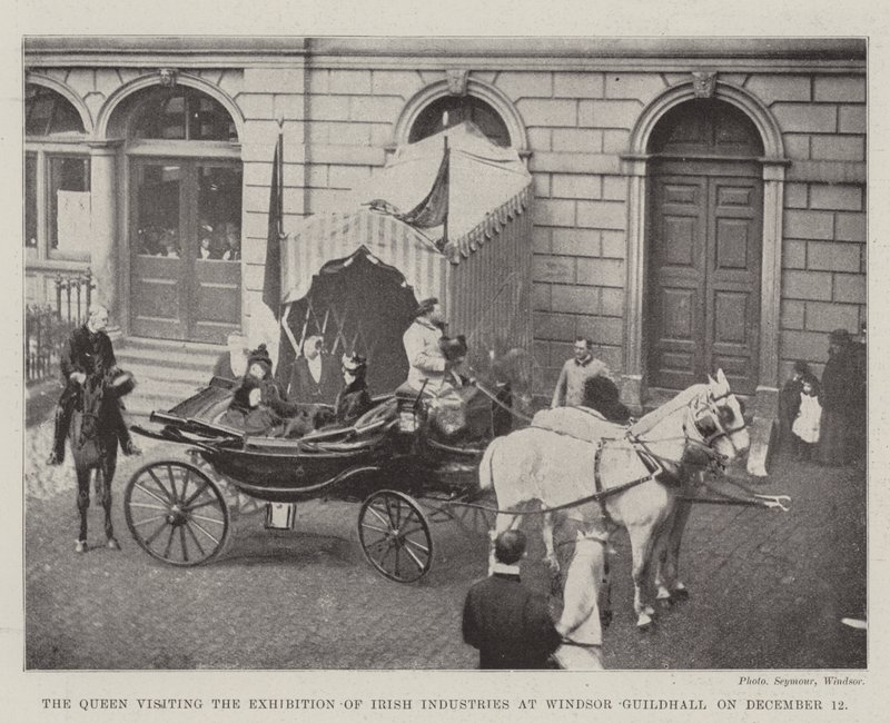 Drottningen besöker utställningen för Irish Industries i Windsor Guildhall den 12 december av English Photographer