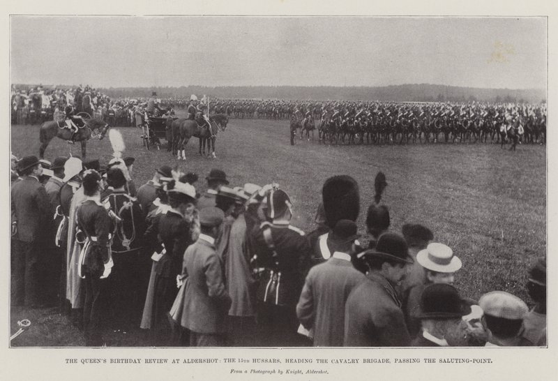 Queens Birthday Review vid Aldershot, de 15:e husarerna, som leder kavalleribrigaden och passerar Saluting-Point av English Photographer