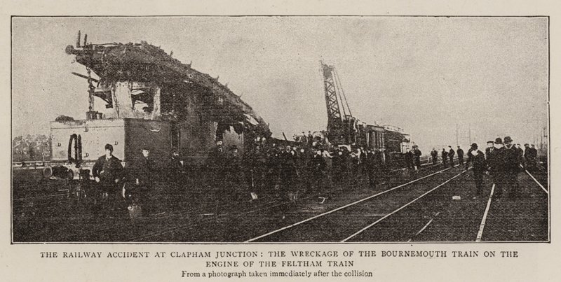 Järnvägsolyckan vid Clapham Junction, vraket av Bournemouth-tåget på motorn i Feltham-tåget av English Photographer