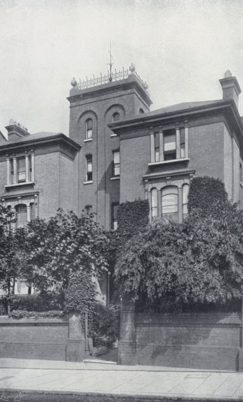 The Residence of Theodore Watts-Dunton och Algernon C Swinburne, The Pines, Putney (s/v foto) av English Photographer