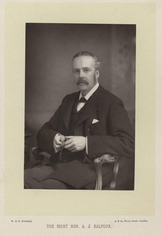 Den högra Hon. A. J. Balfour av English Photographer