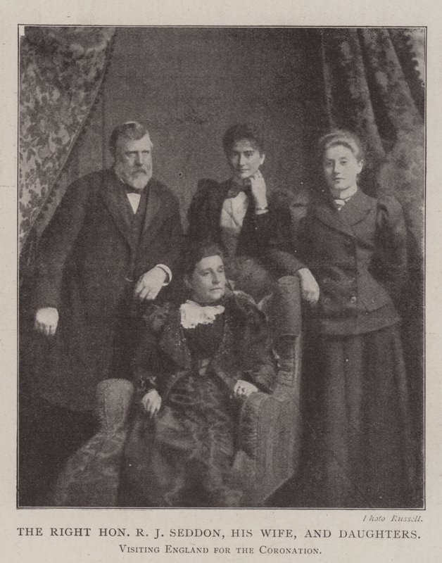Den höge ärade R J Seddon, hans fru och döttrar, besöker England för kröningen av English Photographer
