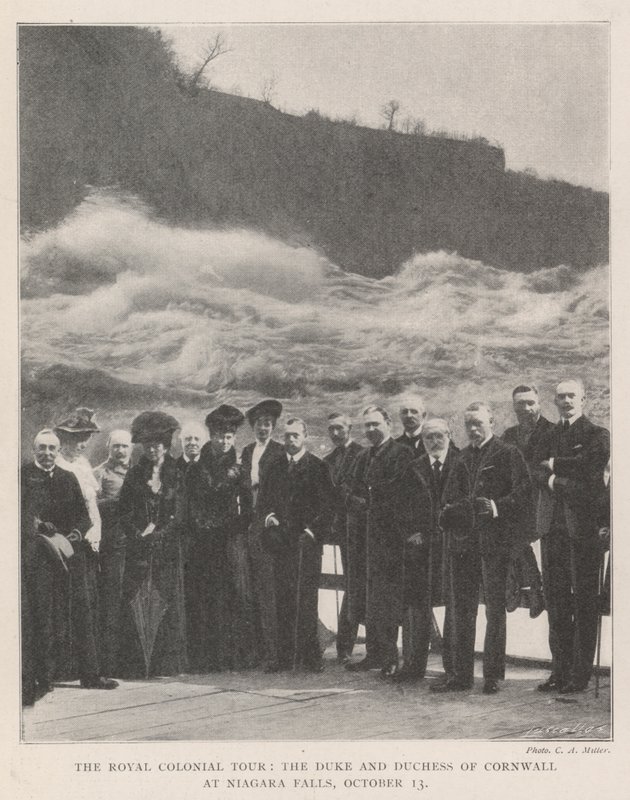 Royal Colonial Tour, hertigen och hertiginnan av Cornwall vid Niagarafallen, 13 oktober av English Photographer