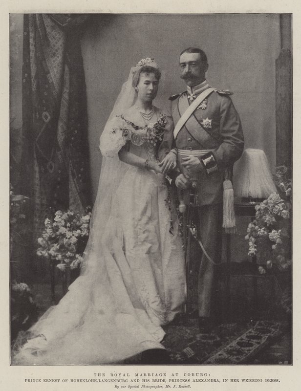 Det kungliga äktenskapet i Coburg, prins Ernest av Hohenlohe-Langenburg och hans brud, prinsessan Alexandra, i sin bröllopsklänning av English Photographer