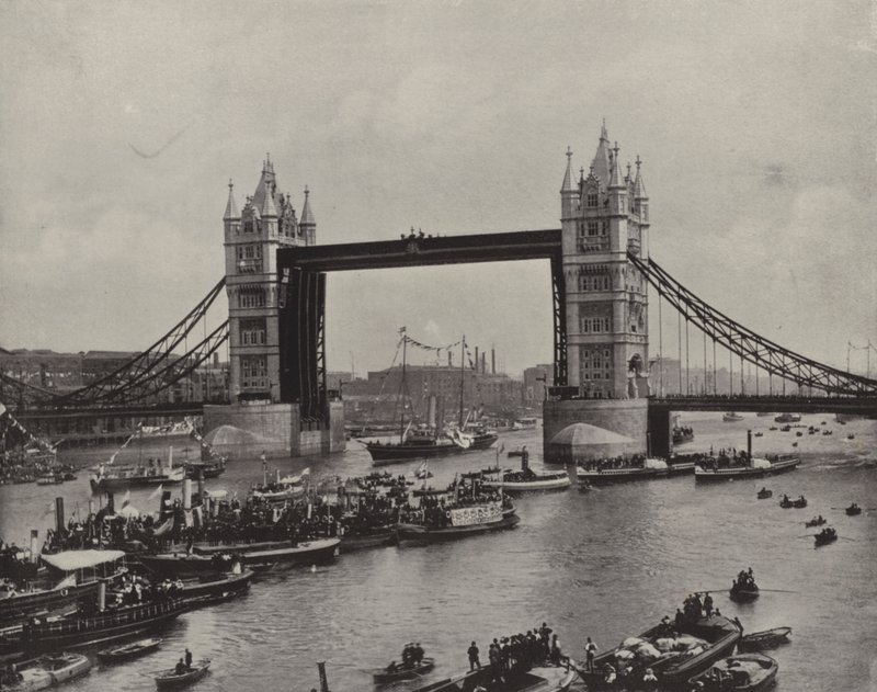 Tower Bridge, vy mot öster (svartvitt foto) av English Photographer