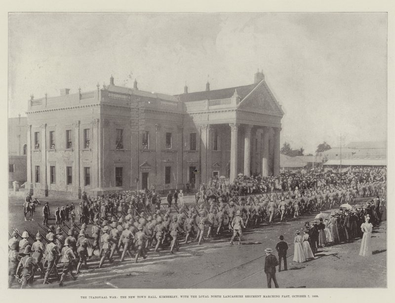 Transvaalkriget, New Town Hall, Kimberley, med Loyal North Lancashire Regiment som marscherar förbi, 7 oktober 1899 av English Photographer