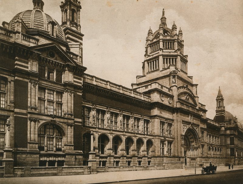 Victoria and Albert Museum, 1899 av English Photographer
