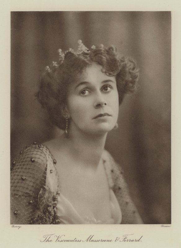 Viscountess Massereene och Ferrard (svartvitt foto) av English Photographer