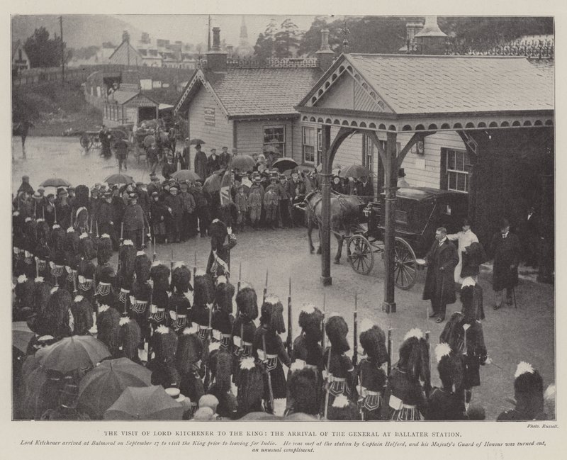 Lord Kitcheners besök hos kungen, generalens ankomst till Ballater Station av English Photographer