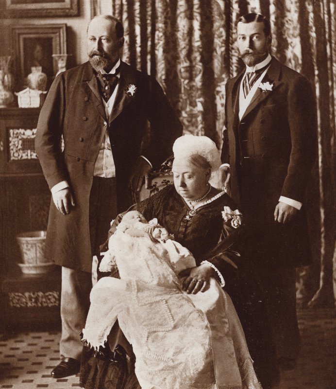 Dopet av den blivande kung Edward VIII, med drottning Victoria, kung Edward VII och kung George V (svartvitt foto) av English Photographer