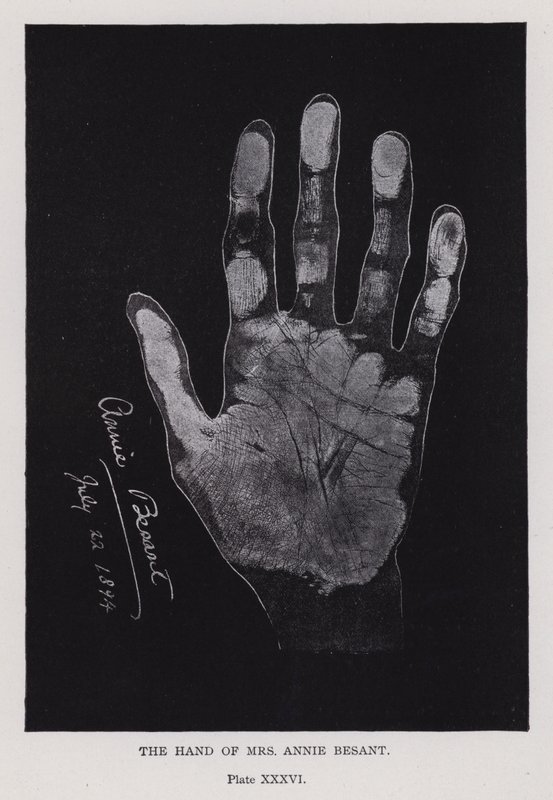 Mrs Annie Besants hand (s/v foto) av English Photographer