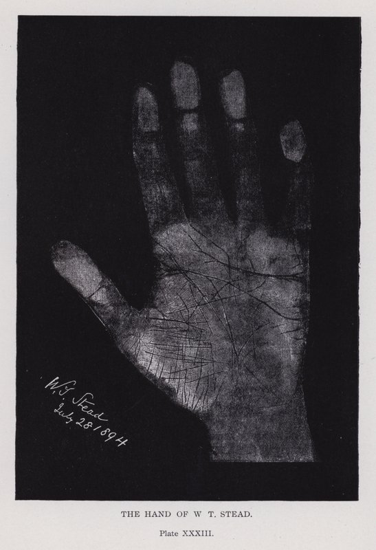 The hand of W T Stead (s/v foto) av English Photographer