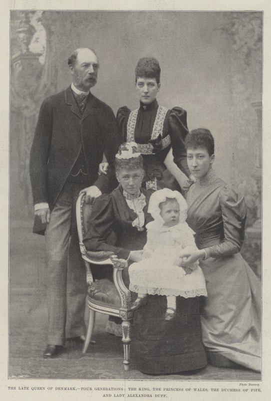Den bortgångne drottningen av Danmark, fyra generationer, kungen, prinsessan av Wales, hertiginnan av Fife och Lady Alexandra Duff av English Photographer