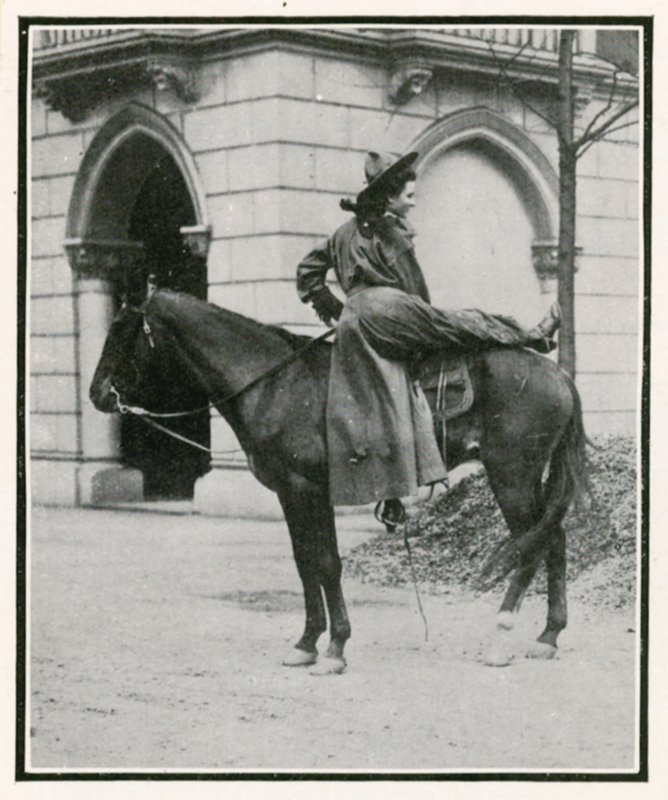 Invigningen av Golden West-utställningen på Earls Court: Kvinnliga ryttare i vilda västern av English Photographer