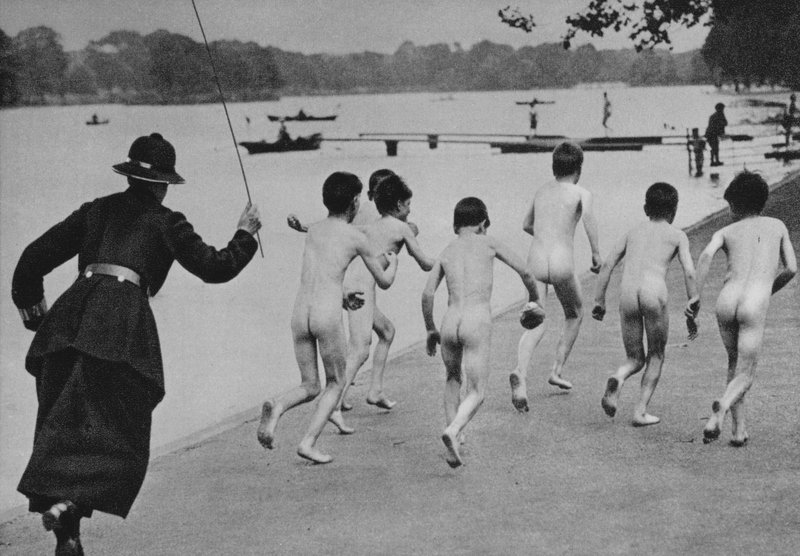 Den osköna herdinnan, en scen vid kanten av Serpentine i Hyde Park, London (svartvitt foto) av English Photographer