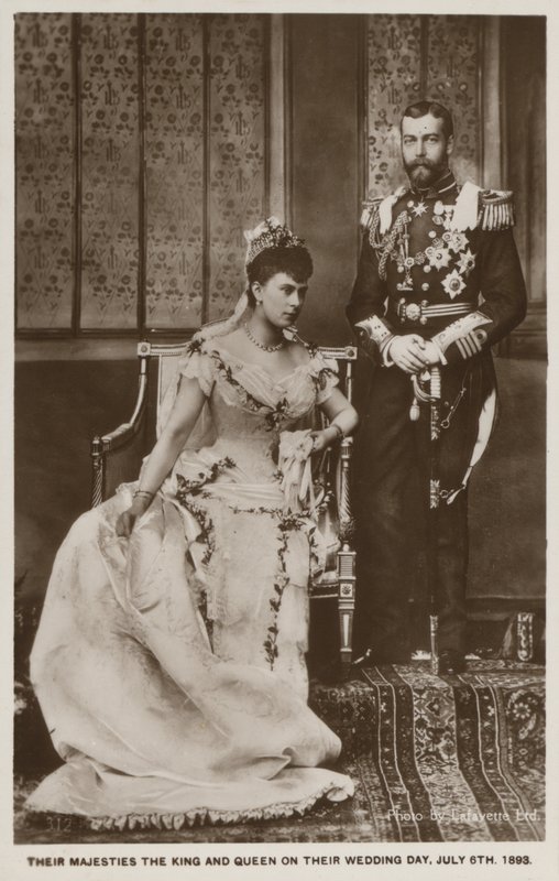 Bröllopet mellan prins George, hertig av York (senare kung George V), och prinsessan Mary av Teck (senare drottning Mary) (s/v-foto) av English Photographer