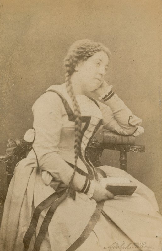 Theresa Titiens, sångerska av English Photographer