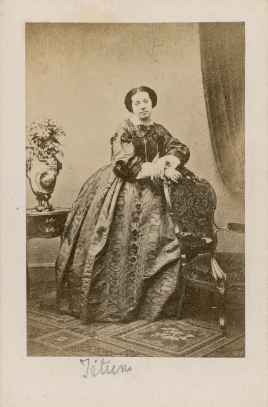 Theresa Titiens, sångerska av English Photographer
