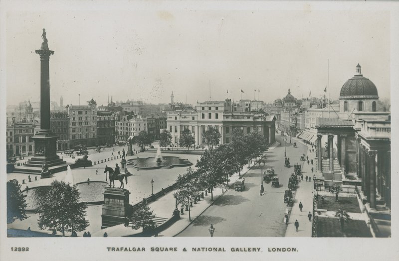 Trafalgar Square och National Gallery, London av English Photographer