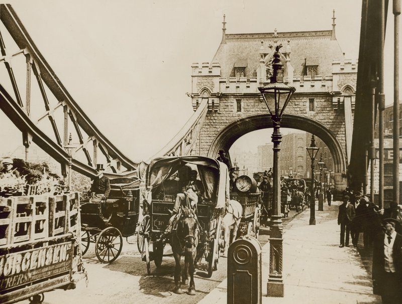 Trafiken passerar över Tower Bridge av English Photographer