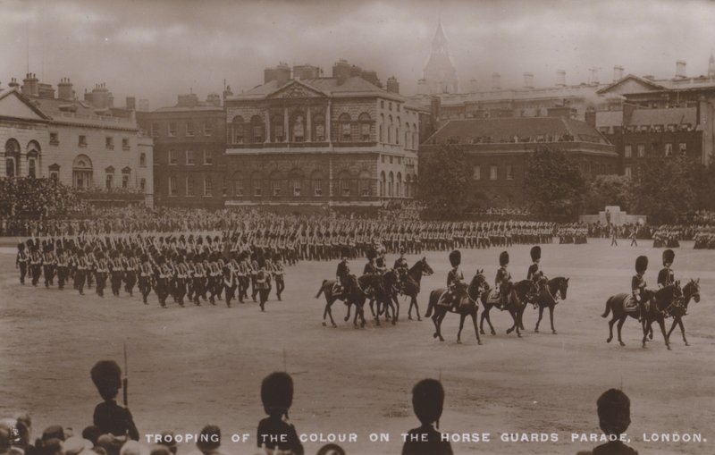 Uppbåd av fanan på Horse Guards Parade, London (svartvitt foto) av English Photographer