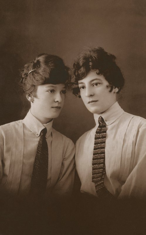 Två unga edwardianska kvinnor med slipsar (svartvitt foto) av English Photographer