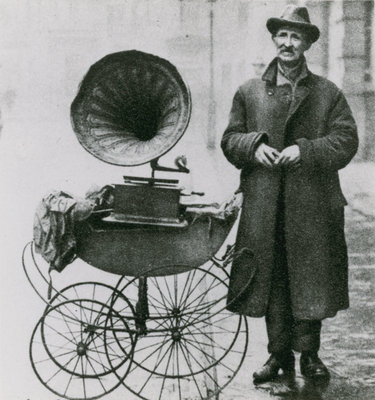 Namnlös fotografi av man med en grammofon i en barnvagn av English Photographer