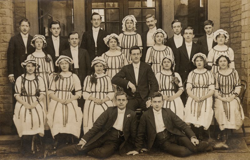 Ovanlig grupp av unga män och kvinnor, tidigt 1900-tal (svartvitt foto) av English Photographer